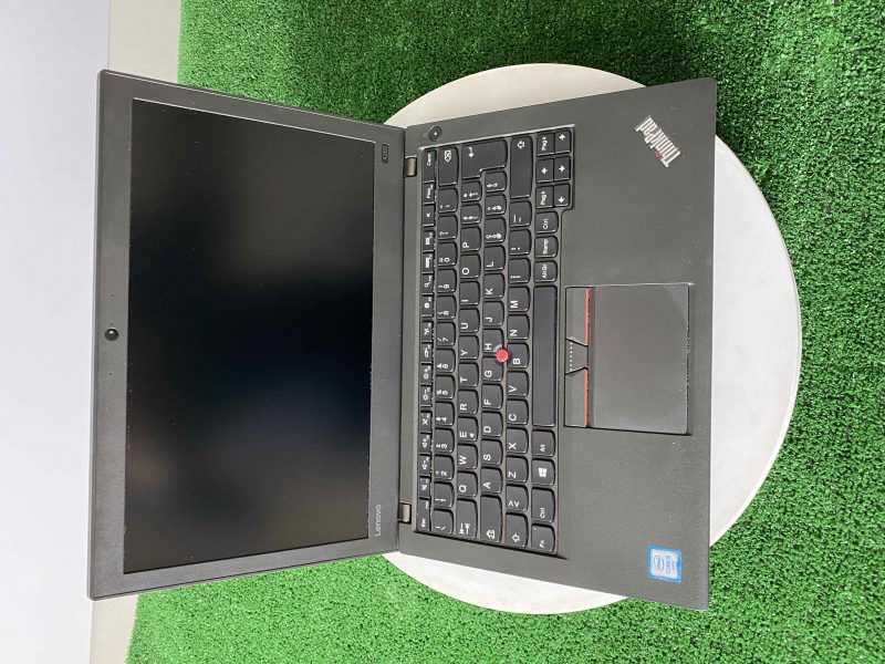 Notebook Lenovo ThinkPad ricondizionato su sfondo verde, disponibile su Messoanuovo.it