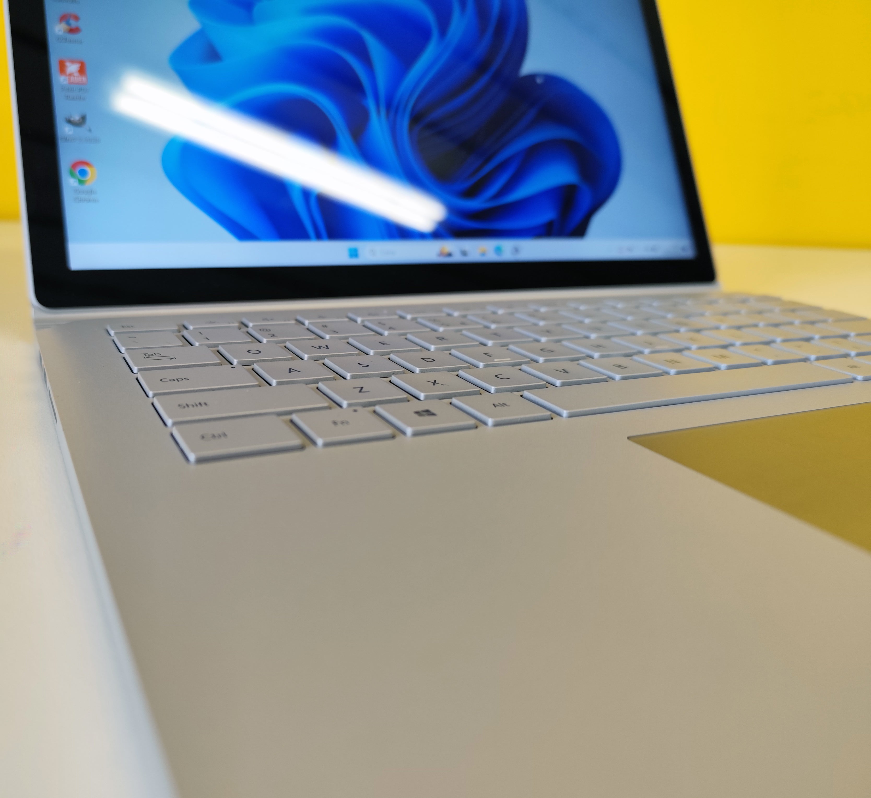 Dettaglio ravvicinato della tastiera del Microsoft Surface Book 3, con tasti ben distanziati e finitura premium.