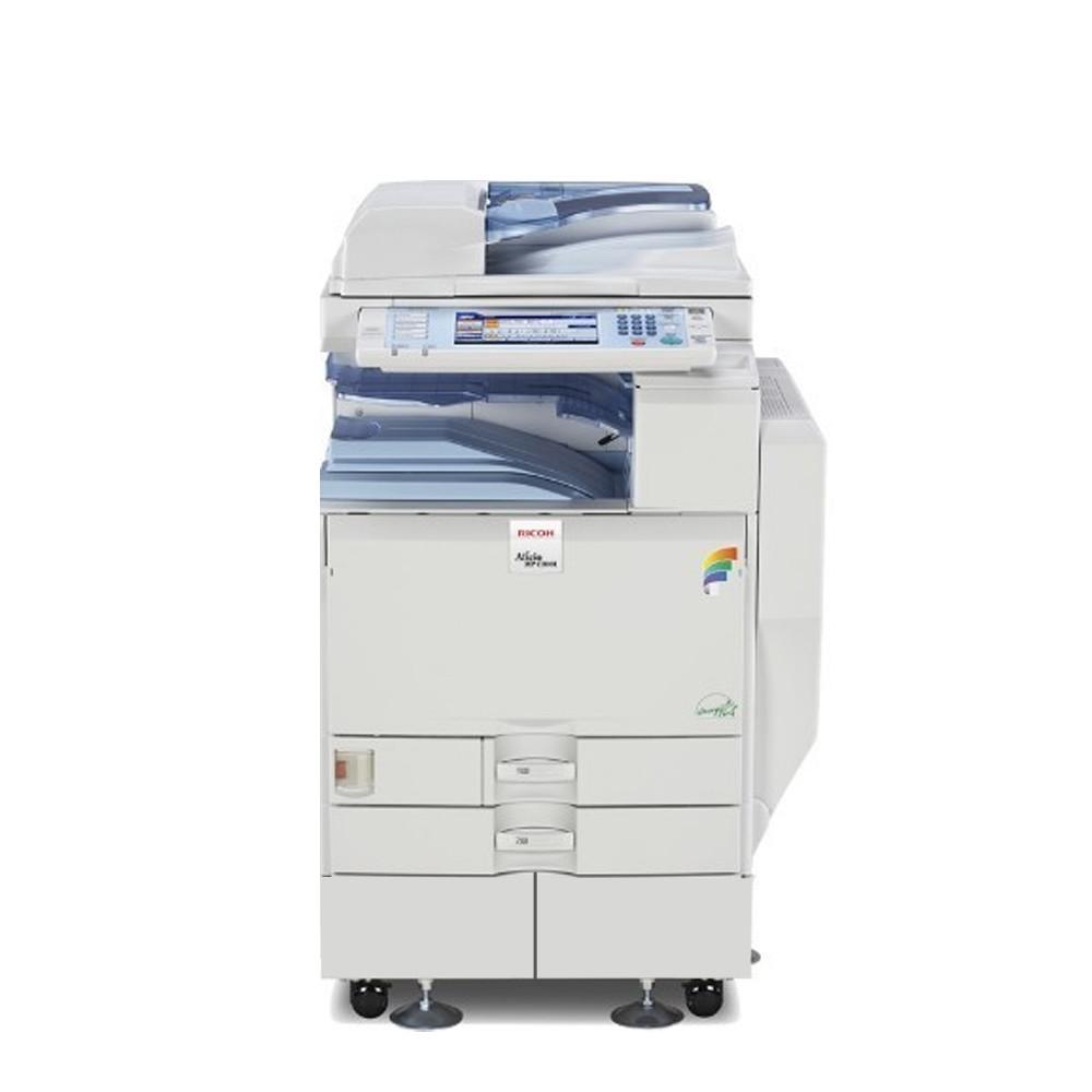 Stampante multifunzione Ricoh Aficio MP C2501 bianca, vista frontale, su sfondo bianco