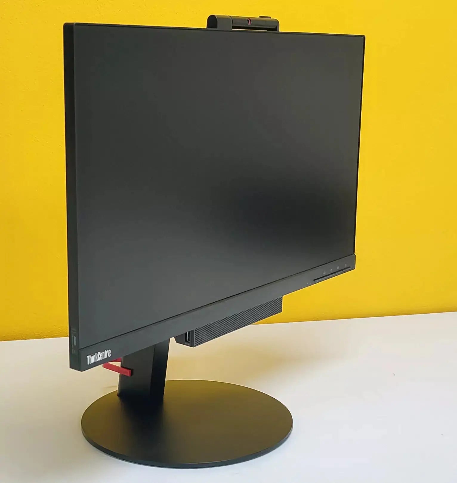 Profilo laterale del Lenovo ThinkCentre TIO24 All In One con webcam retrattile e design minimalista adatto a ogni scrivania.