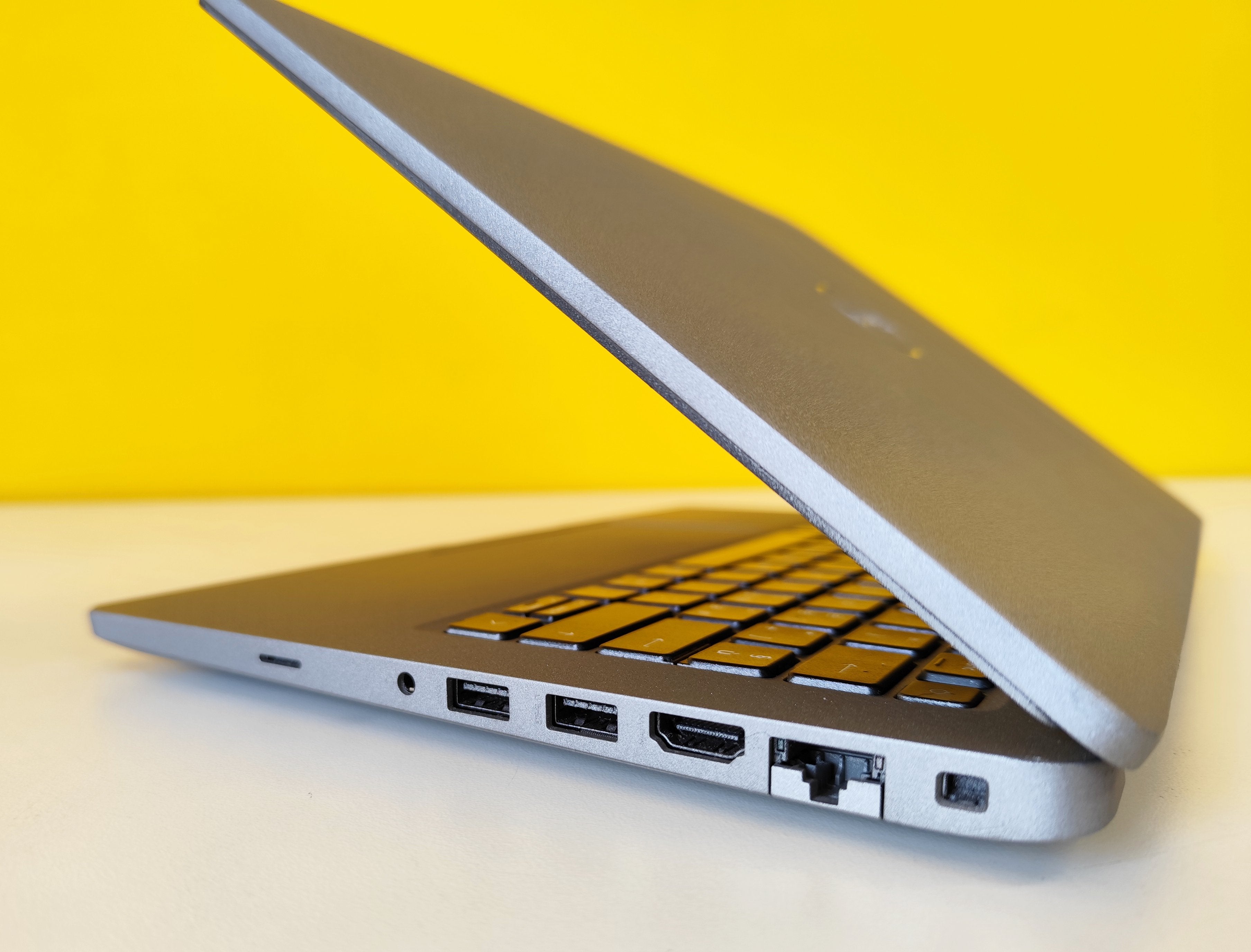 Vista laterale del Dell Latitude 5420 con porte USB, HDMI e RJ45, notebook ricondizionato perfetto per connettività completa.