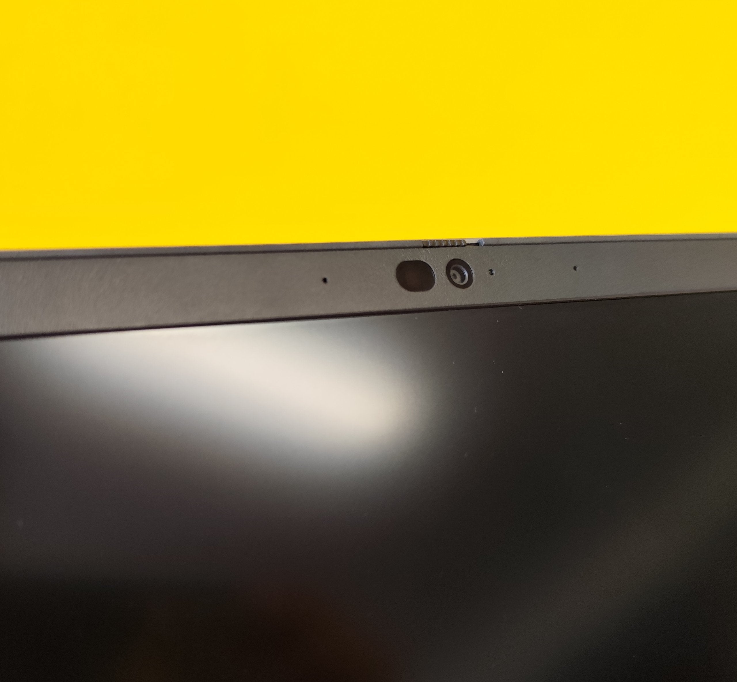 Dettaglio webcam del Dell Latitude 5420 con otturatore privacy, notebook ricondizionato sicuro per videoconferenze.