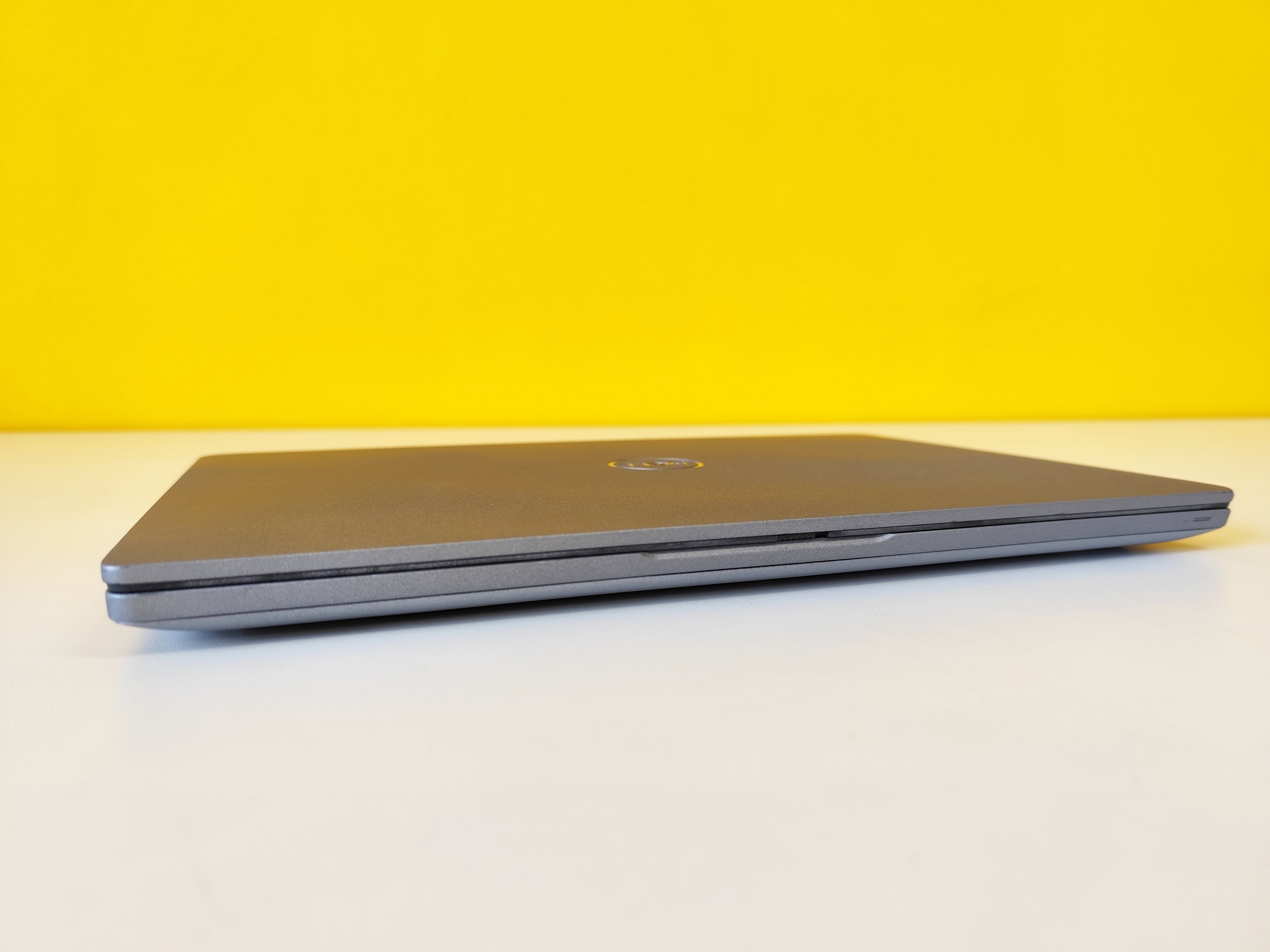 Notebook Dell Latitude 5420 completamente chiuso, profilo sottile e design professionale, ideale per mobilità.