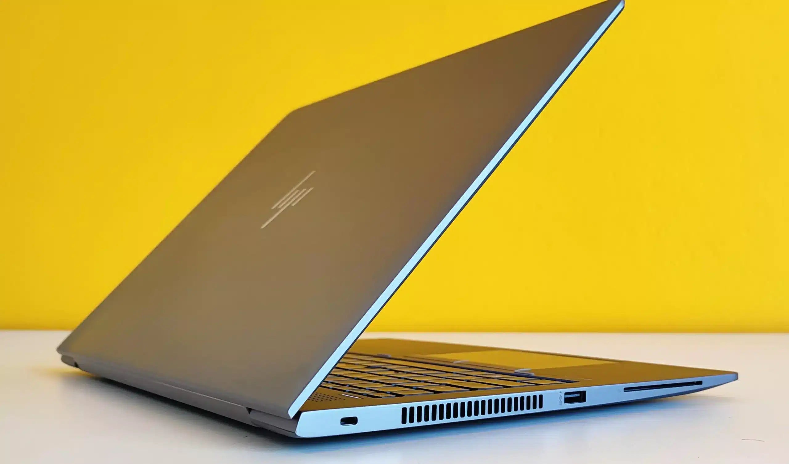 HP Zbook 15 G5 Workstation Mobile 15.6" FullHD | Intel Core i7-8650U 4.2Ghz | Ram 16Gb | SSD NVMe 512Gb | AMD Radeon WX3100 2Gb | Windows 11 Pro Grado B