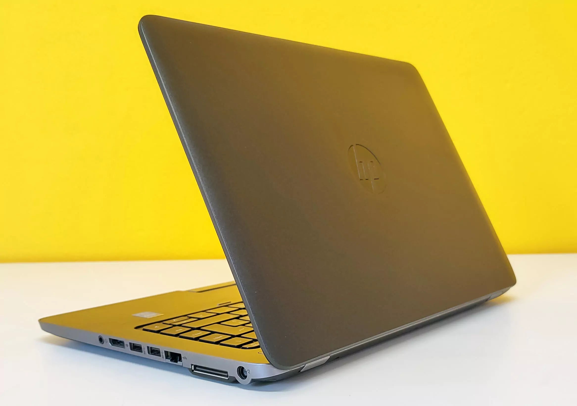 HP Elitebook 840 G2 Notebook 14" HD | Intel Core i5-5300U 2.4Ghz | Ram 8Gb | SSD 256Gb | Tastiera ITA | Windows 10 Pro Grado B