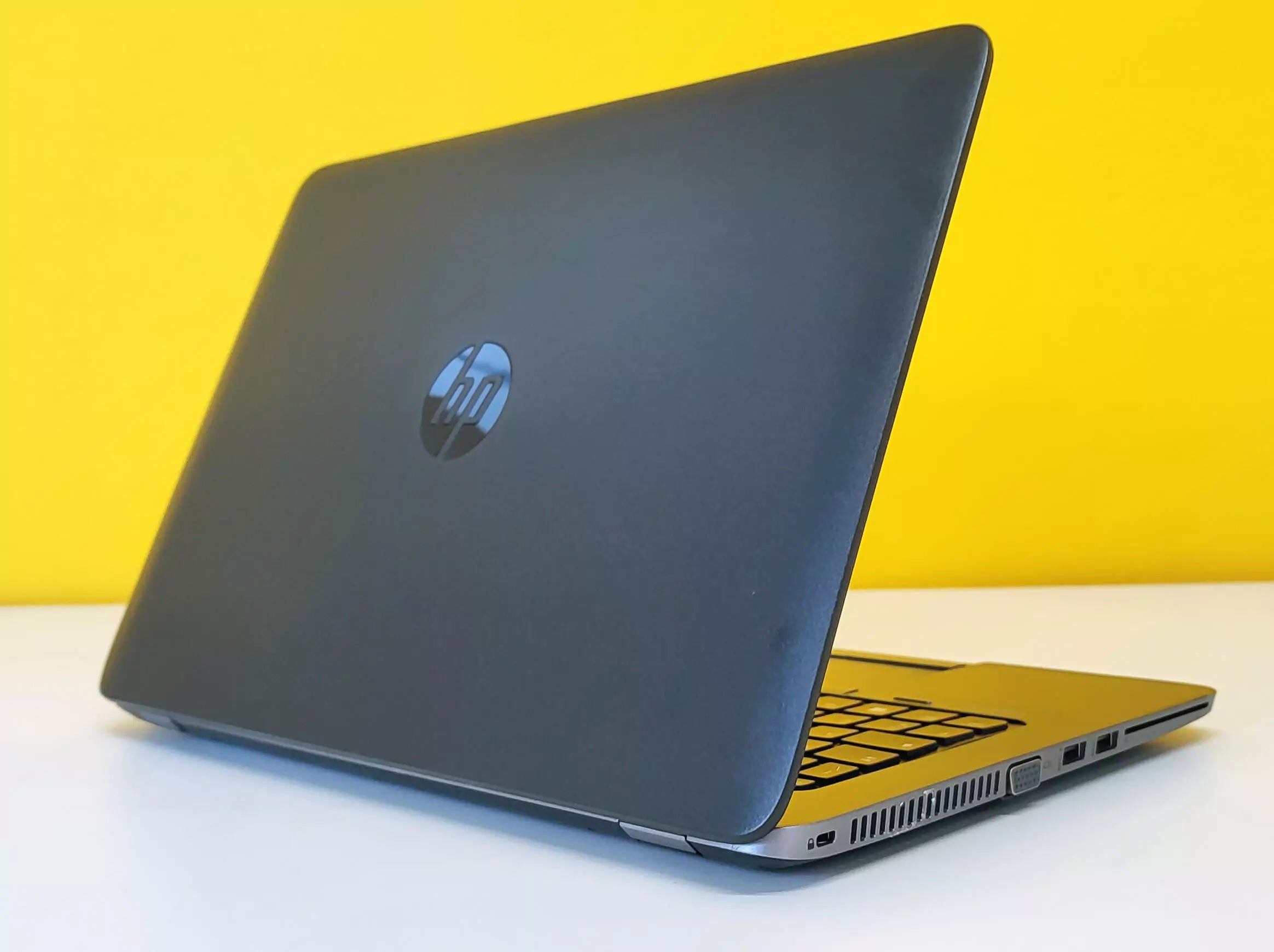 HP Elitebook 840 G2 Notebook 14" HD | Intel Core i5-5300U 2.4Ghz | Ram 8Gb | SSD 256Gb | Tastiera ITA | Windows 10 Pro Grado B